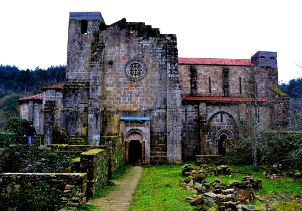 Mosteiro de Carboeiro, en terras do Deza