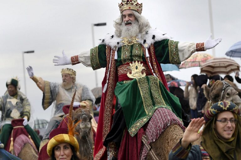A man dressed as one of the Three Kings greets people during the Epiphany parade in Gijon Blog Rincón de la historia, Edad Media