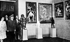 Hitler en exposición sobre "Arte degenerado"