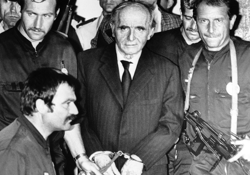 Klaus Barbie era un nazi de segundo orden. No era uno de los jerarcas que diseñaron las políticas de extermino o que las coordinaron. Sin embargo su ferocidad y sadismo lo hizo distinguirse del resto. Fue responsable de mucho daño y dolor. Un criminal de guerra.