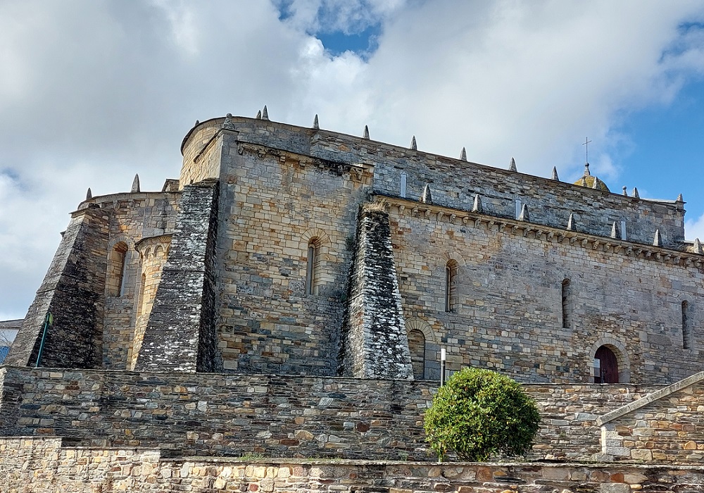 El hecho de que la basílica de San Martín de Mondoñedo en Foz esté considerada como la catedral más antigua de toda España, convierte a este monumento en un reclamo turístico de primer orden para todos los visitantes de Foz. Pero además de por su antigüedad, hay que visitarla por su belleza, ya que es un extraordinario ejemplo de arquitectura medieval.