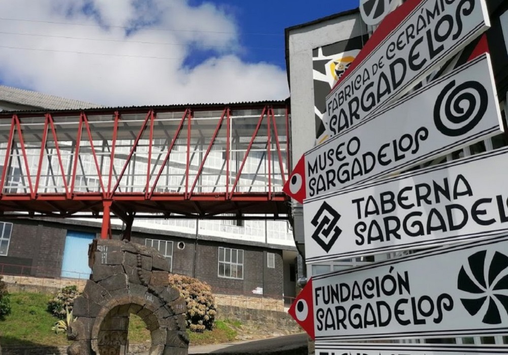 Inicio La cerámica de Sargadelos es una marca con historia, que refleja la rica cultura y tradición de Galicia. Desde su fundación en el siglo XVIII hasta su resurgimiento en la década de 1960, Sargadelos ha sido una parte integral de la historia de la región. La calidad y la belleza de sus diseños la hacen una pieza imprescindible para cualquier amante de la cerámica y la historia de Galicia.