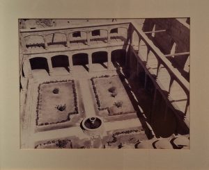 Claustro gótico, hacia 1950