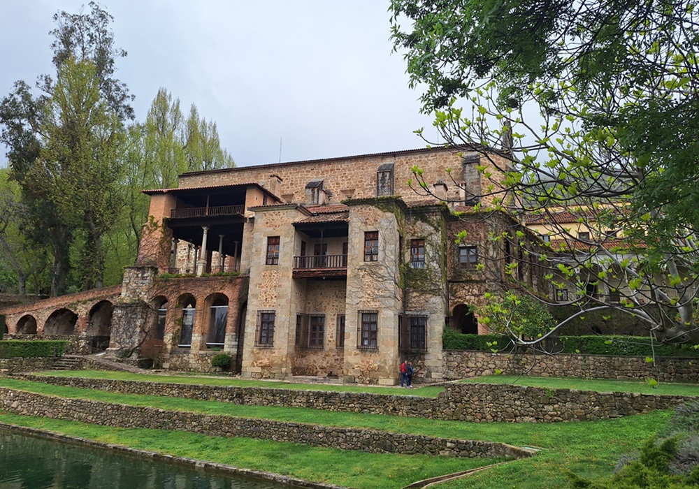 El Monasterio de Yuste es conocido mundialmente por ser la última morada del Emperador Carlos V. Cuenta con dos claustros, uno de estilo gótico y otro renacentista. Se ubica en un entorno privilegiado.