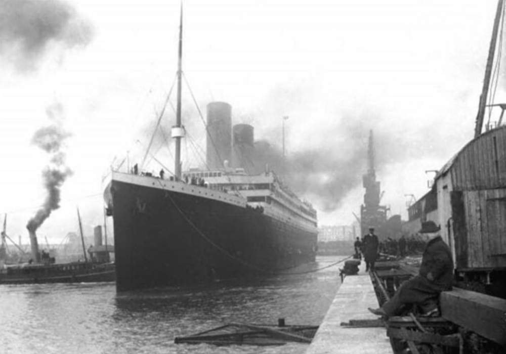A historia do Titanic é moito máis que o relato dun desastre marítimo. É unha historia de ambición humana e os seus límites, de desigualdade social e as súas consecuencias, de valentía e covardía fronte á adversidade.