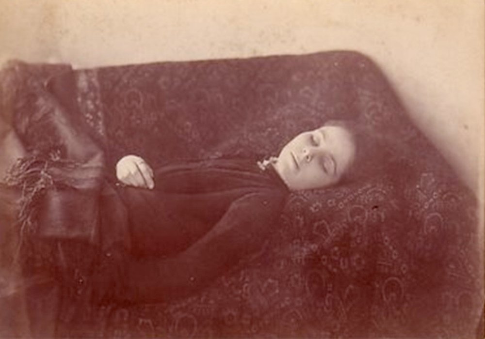 Las fotografías post-mortem, sobre todo de los niños, parecen algo macabro, pero hay que tener presente que se hacían para tener un recuerdo del ser querido.