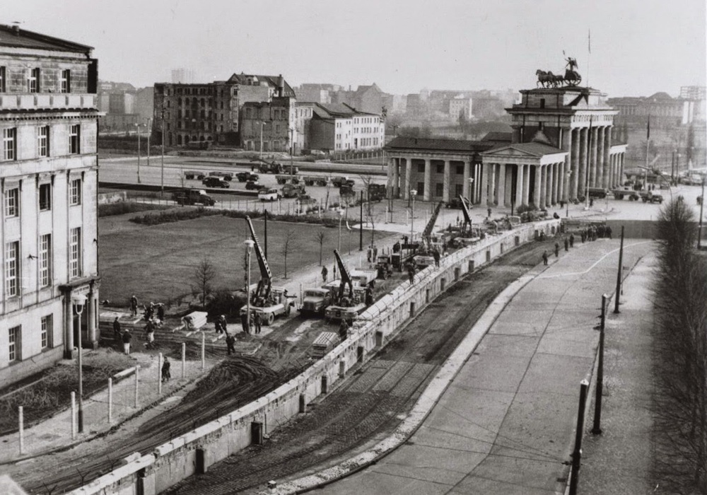 El Muro de Berlín fue una estructura física que dividió la ciudad de Berlín en dos partes durante la Guerra Fría. Construido por la República Democrática Alemana (RDA) en 1961, el muro se convirtió en un símbolo de la división entre el bloque occidental y el bloque oriental. Durante casi tres décadas, el muro separó a las familias, amigos y comunidades, y se convirtió en un símbolo tangible de la opresión y el control ejercido por el régimen socialista en el este de Alemania.