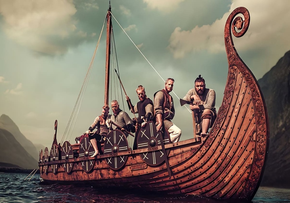 Inicio Los vikingos eran marinos escandinavos, inicialmente procedentes de Noruega, Suecia y Dinamarca, cuyas incursiones y posteriores asentamientos impactaron significativamente en las culturas de Europa y se hicieron sentir hasta las regiones mediterráneas en torno a 790 - 1100 dC.
