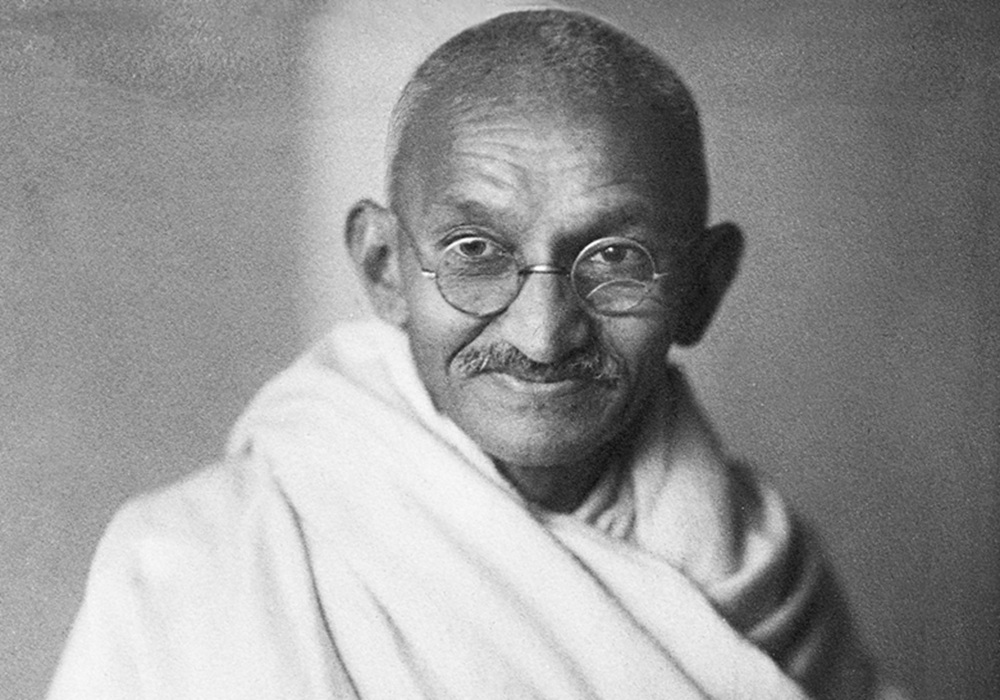 Sobre o Blog Mahatma Gandhi, coñecido como o pai da independencia india, encarna a esencia dunha vida vivida con propósito, resistencia e humanidade. O seu legado como líder do movemento de independencia da India e a súa innovadora filosofía da non violencia transcenden as fronteiras xeográficas e temporais, deixando unha pegada indeleble na conciencia colectiva global.