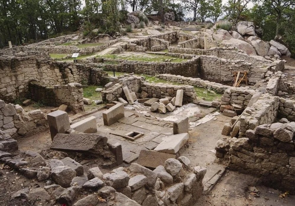 Fue en su día una ciudad castreña con dos zonas limitadas: una, la zona más alta en la cima, compuesta por el poblado Castreño Galaico, y otra, las terrazas del noroeste, formadas por un entramado urbano con calles pavimentadas, redes de saneamiento, canales de evacuación de aguas pluviales, casas circulares compuestas por dos pisos de altura, atrios porticados y obras de cantería.