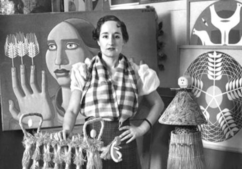 Maruja Mallo desprejuiciada, incalculable, exótica, fecunda de biografía y de misterio, colaboró en la reivindicación de una modernidad feminista que entonces no se decía feminista, pero tenía los ingredientes exactos. Hizo su arte tan libre como su vida, desplegando una creación entre la experimentación formal y el compromiso con su tiempo.