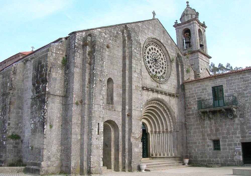 Situado entre las rías de Pontevedra y Arousa, el antiguo Monasterio Cisterciense de Armenteira está habitado por una comunidad de monjas de la misma orden. Es una joya de los siglos XII y XIII que hoy en día se conserva prácticamente intacta y enamora a todos.