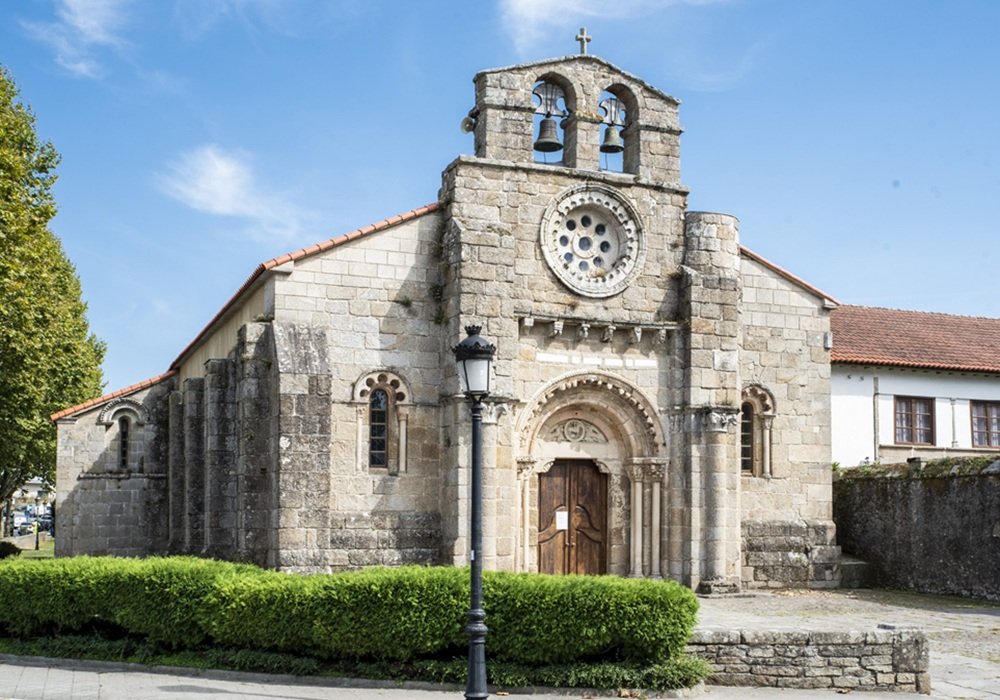 A igrexa de Cambre foi concibida, a imaxe e semellanza da catedral compostelá, como un templo de peregrinación.  O seu estado actual é o resultado das diversas intervencións ocorridas na súa fábrica ao longo dos séculos.
