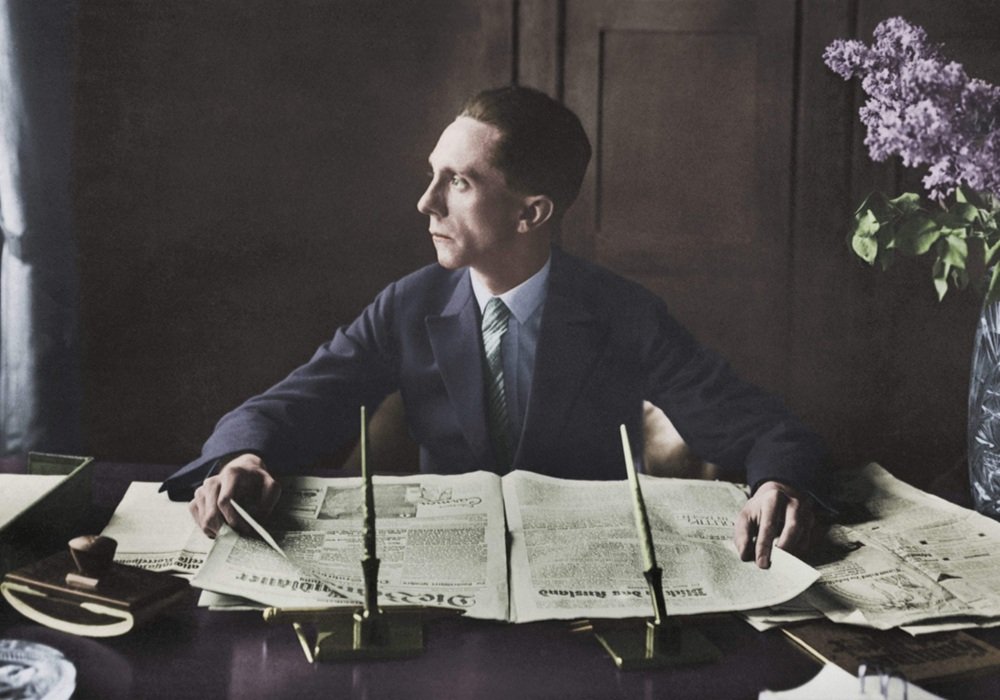 Inicio La manipulación de la información se convirtió en un arte para Goebbels. Controlar los medios permitió al régimen transmitir mensajes que favorecían su ideología. Además, utilizó el miedo como herramienta para silenciar disidencias, fortaleciendo así el control social.