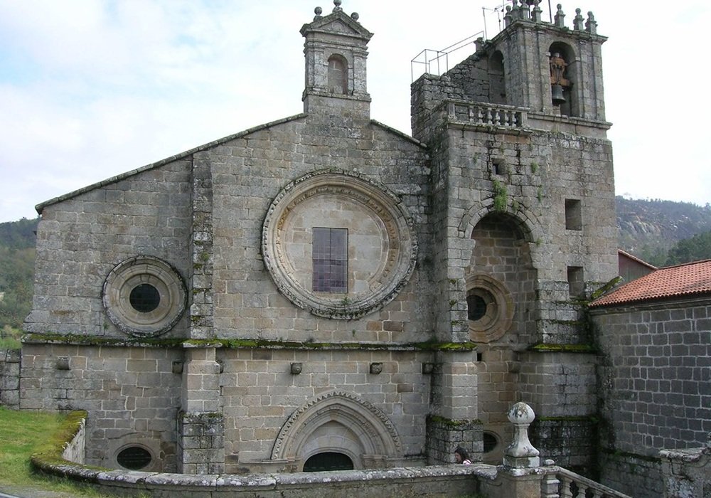 O mosteiro de San Clodio, coa súa arquitectura e arte sacro, representa unha herdanza invaluable que atrae a turistas interesados na historia medieval e a arquitectura relixiosa.