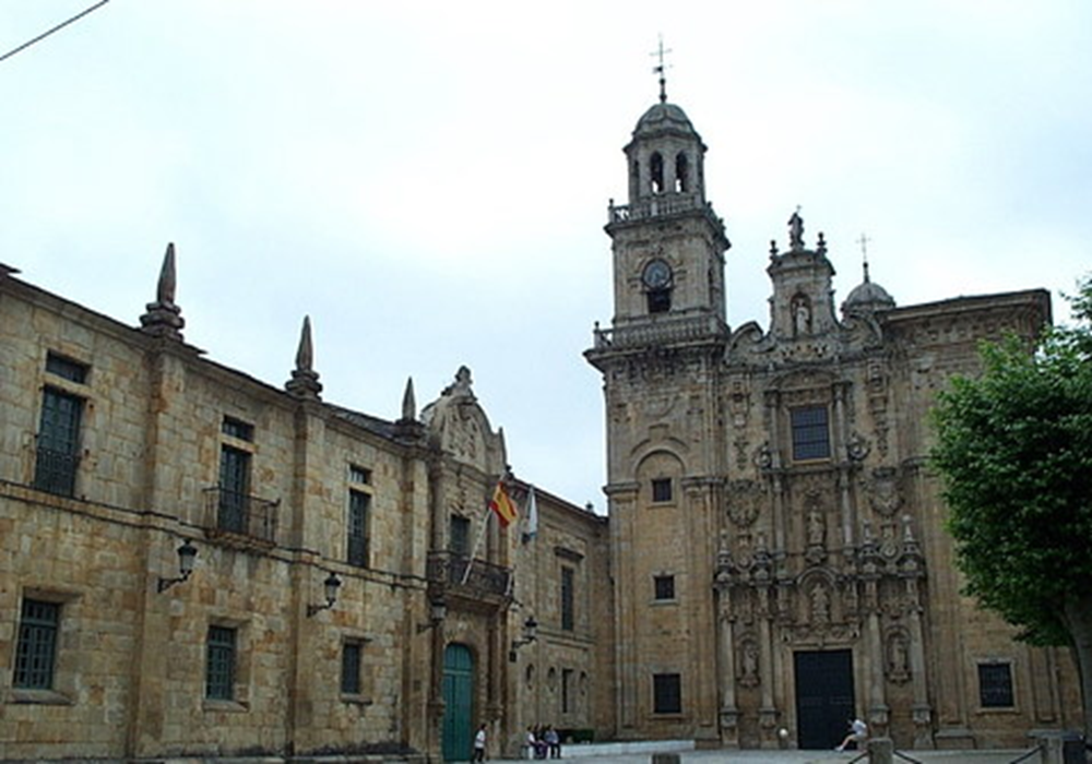El Monasterio San Salvador de Lourenzá destaca por su imponente arquitectura y la iglesia del monasterio es de una gran belleza, con una impresionante fachada y un interior decorado con pinturas y esculturas de gran valor artístico.