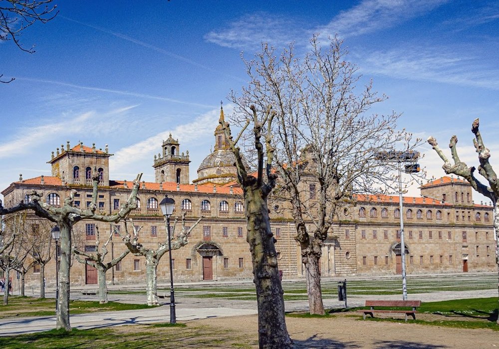 Inicio Monforte de Lemos es un destino encantador en Galicia, conocido por su rica historia, arquitectura impresionante y hermosos paisajes.