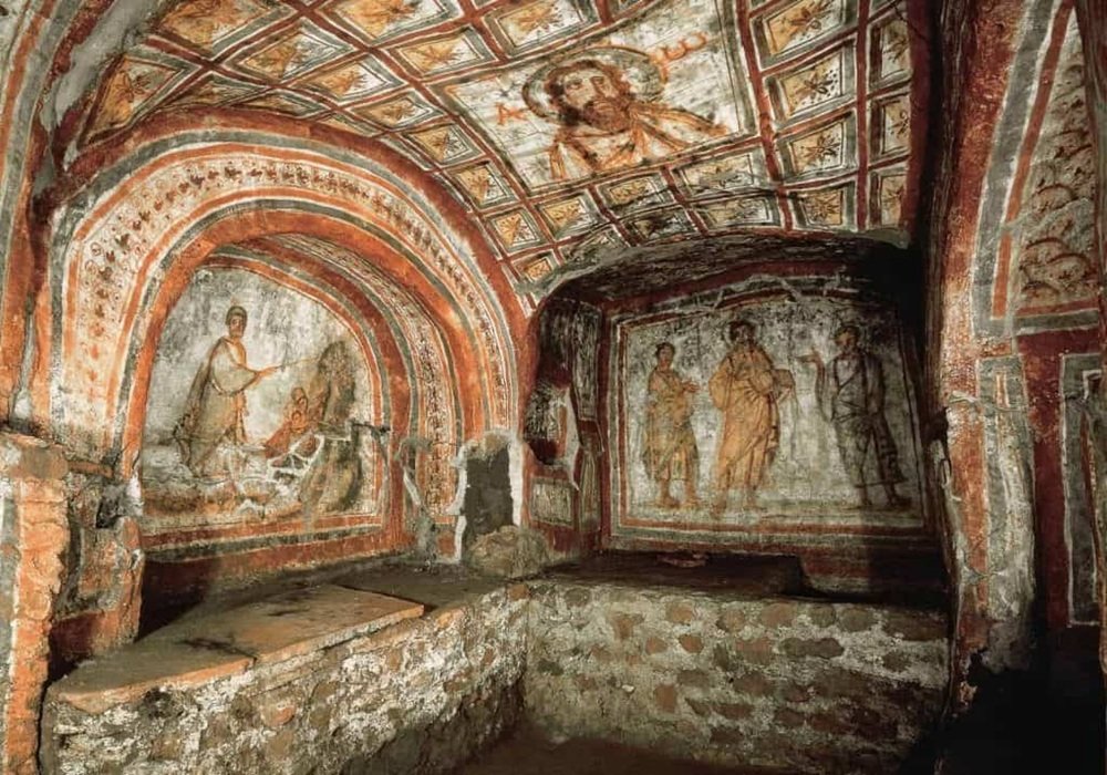 Inicio El arte paleocristiano tuvo una gran importancia en la difusión del cristianismo y en la consolidación de la nueva religión. A través de sus representaciones artísticas, se transmitían los valores y creencias de la fe cristiana, y se buscaba inspirar la devoción y la adoración de los fieles.
El arte paleocristiano sentó las bases para el arte medieval y tuvo una gran influencia en el arte cristiano posterior. Las representaciones artísticas de figuras divinas y santos, así como la iconografía cristiana, se mantuvieron y evolucionaron a lo largo de la Edad Media.