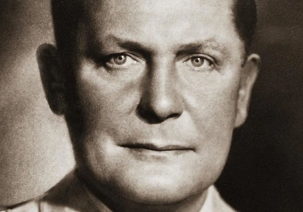 Hermann Göring encarna a combinación de ambición, crueldade e decadencia que caracterizou á elite nazi. Foi simultaneamente un heroe de guerra condecorado, un político desapiadado, un saqueador de arte a escala industrial e un adicto ás drogas incapaz de cumprir as súas promesas militases.